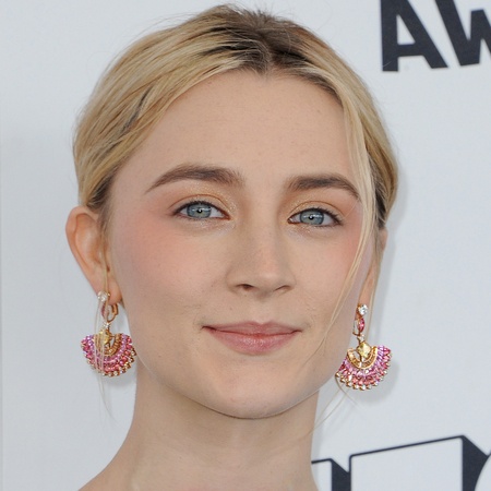 Saoirse Ronan at red carpet wearing a monochrome makeup in tones of powder rosé