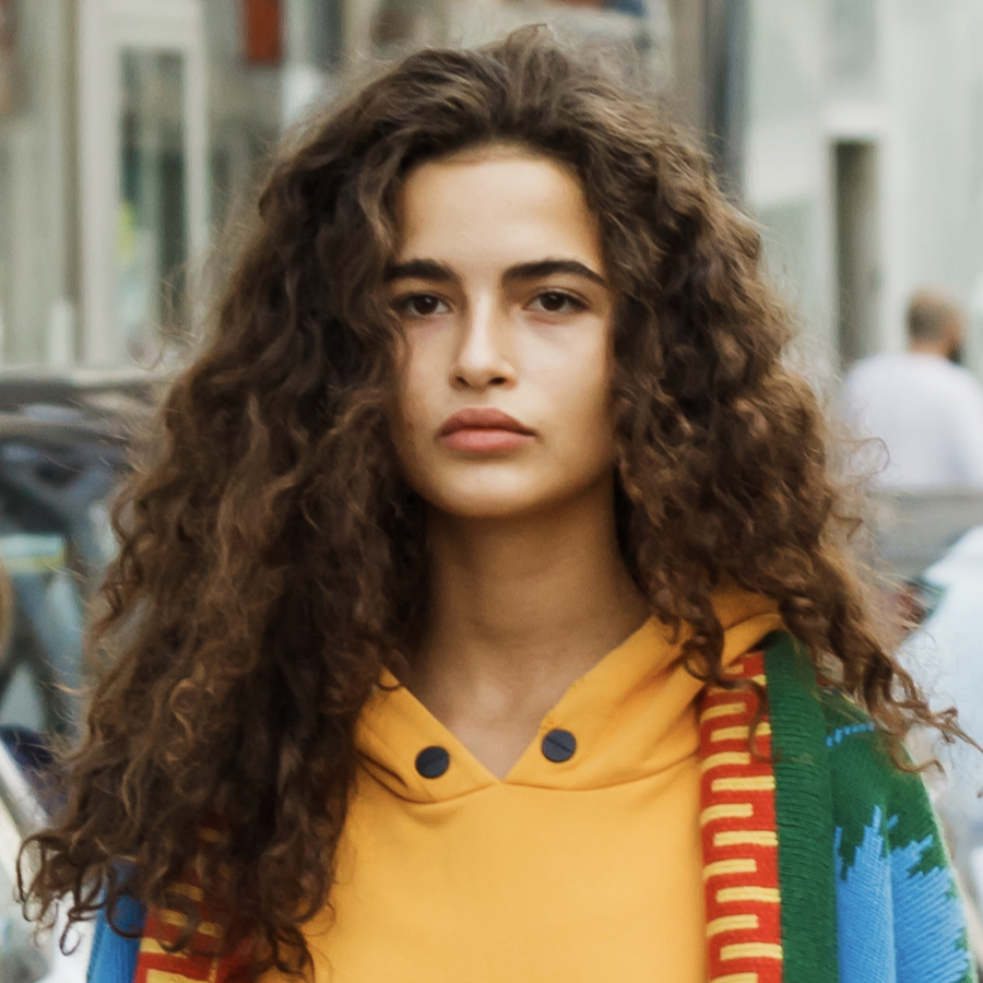 Model with '90s curls, the new hairstyle trend in 2021.