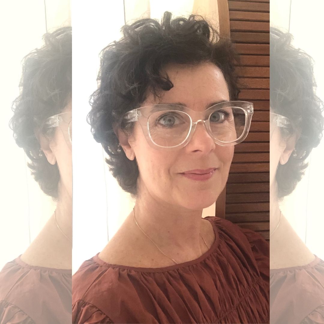 selma von schönburg wearing a oversized transparent glasses and showing her curly brunette hair