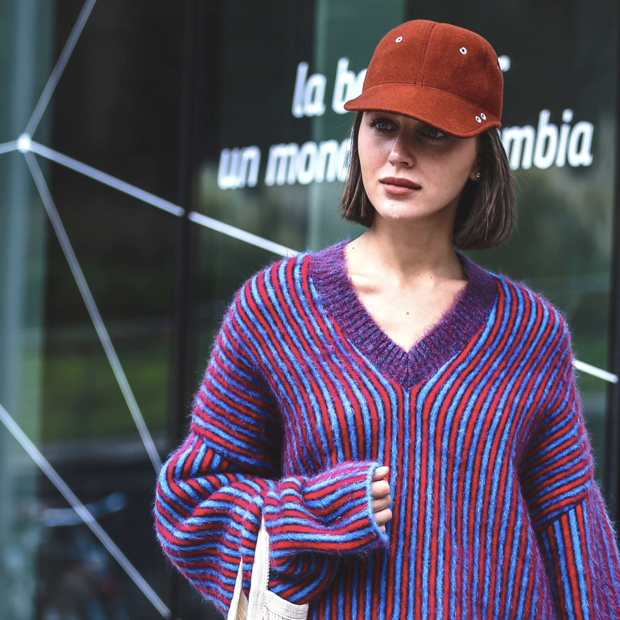 Fashionista wearing a red baseball cap, the AW21 hat trend.