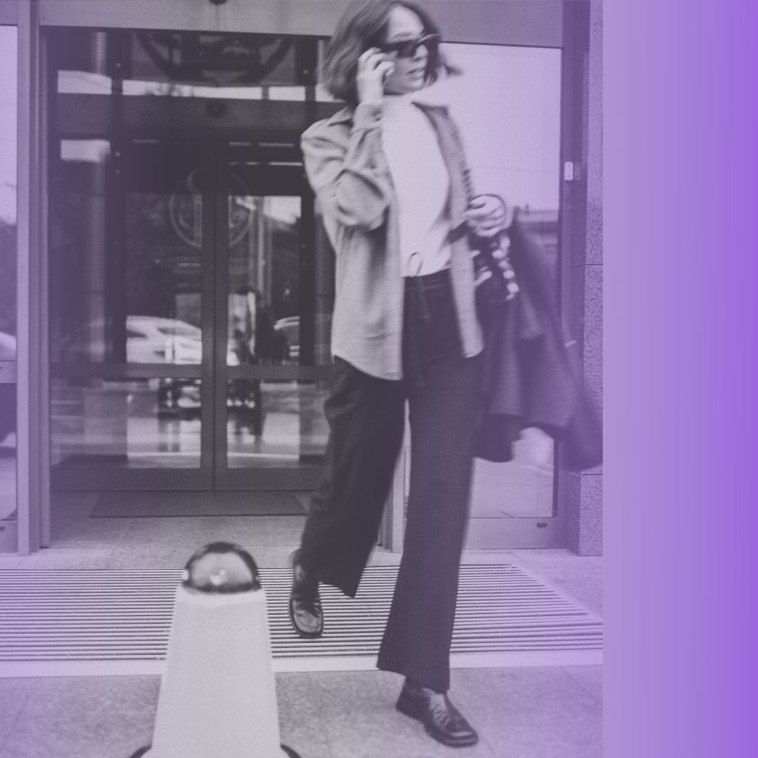 Woman wearing a retro and timeless airport look.