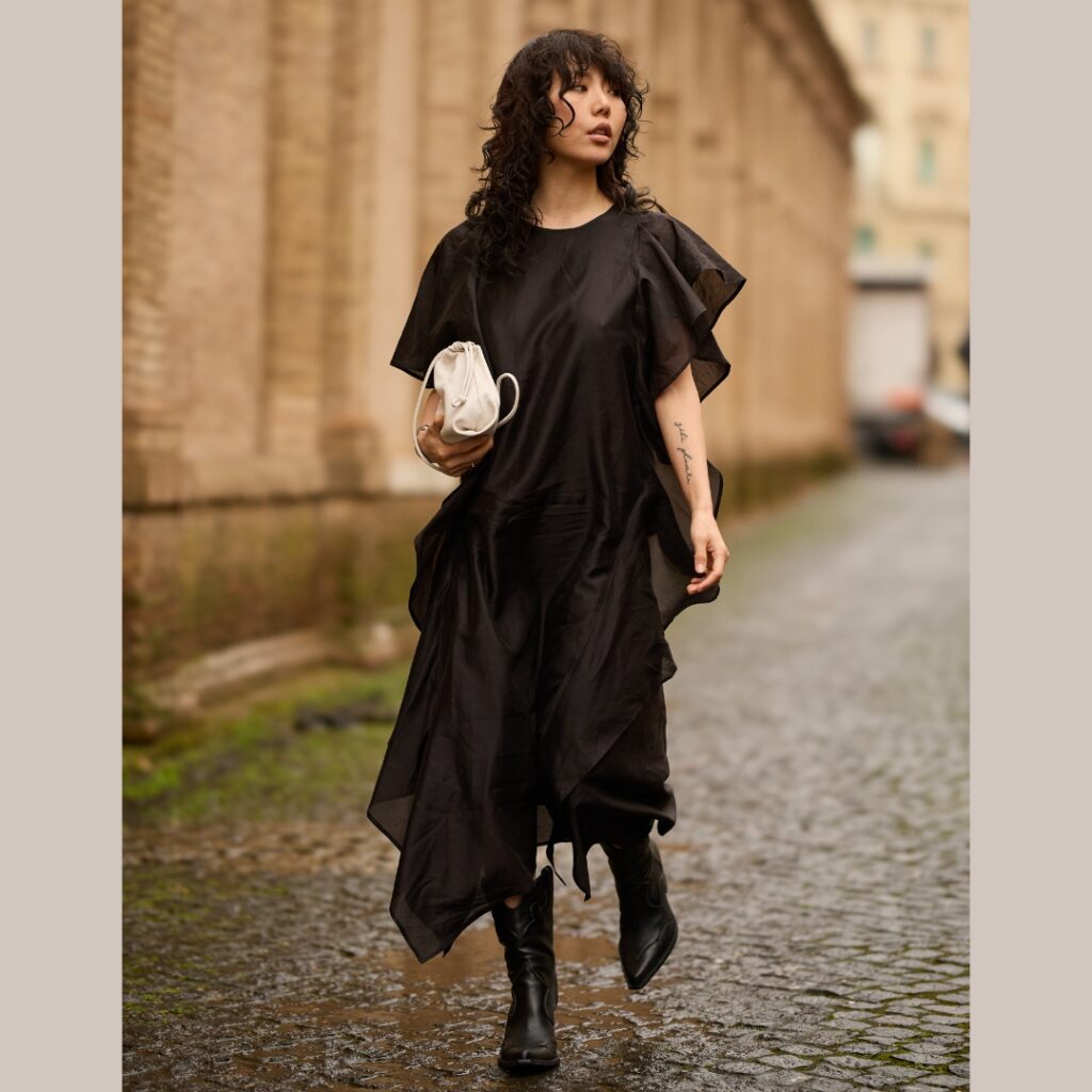 street style, fashionista wearing a linen black dress at COS SS24 runway