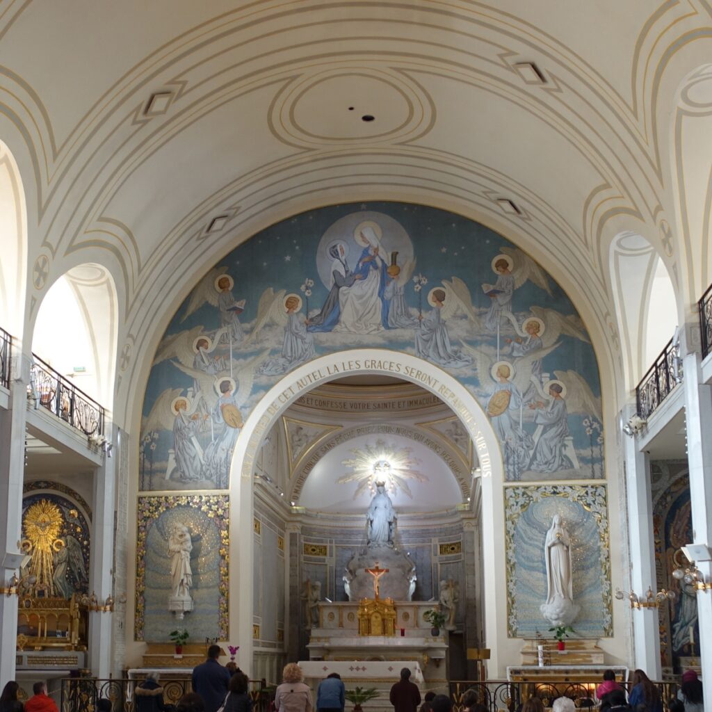 Chapel of the miraculous Medal  in Paris, where they offers daily confession